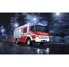 Mașină de pompieri în acțiune pe timp de noapte