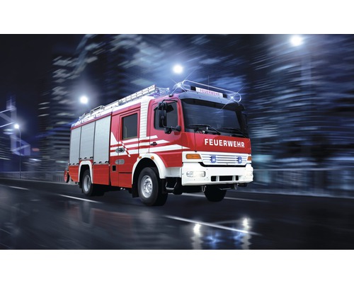 Mașină de pompieri în acțiune pe timp de noapte