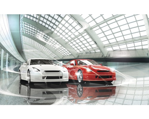 Două mașini într-o hală luminoasă cu acoperiș de sticlă