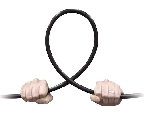 O persoană ține un cablu negru în forma unei bucle în mâini.