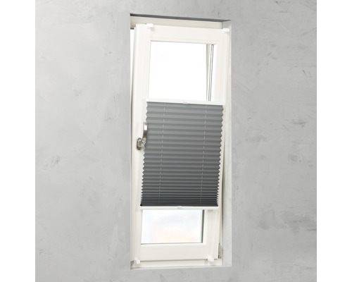 Jaluzea plisată gri pe fereastră