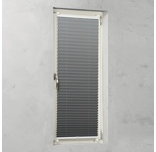 Storuri plisate gri pe o fereastră pentru controlul luminii