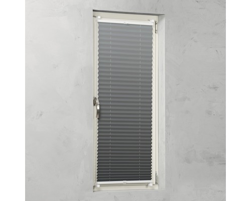 Storuri plisate gri pe o fereastră pentru controlul luminii