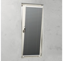 Plasă plisată gri pe fereastră pentru umbrire