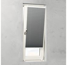 Rulou plisată gri pe fereastră pentru reglarea luminii