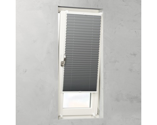 Rulou plisată gri pe fereastră pentru reglarea luminii