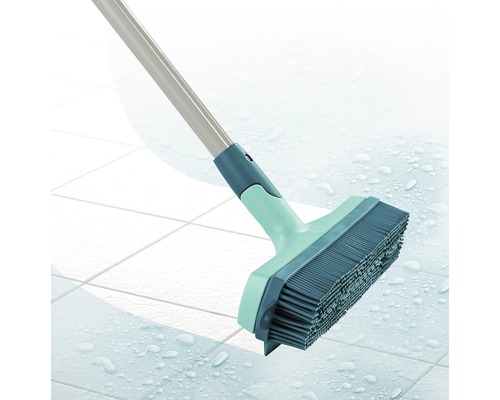 Perie de rosturi cu mâner pe podea cu gresie