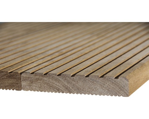 Decking din lemn cu suprafață canelată