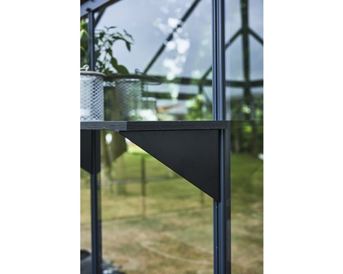 Prim-plan cu raftul unei sere cu suport