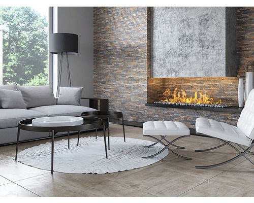 Cameră de zi cu canapea, măsuță de cafea, lampă, fotoliu și șemineu