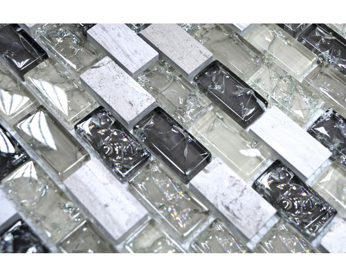 Mozaic din sticlă și piatră în prim-plan