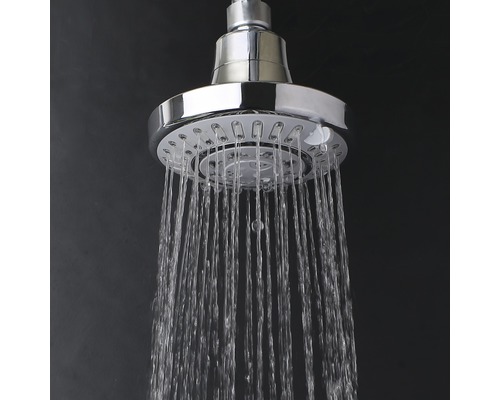 Cap de duș cu apă curgătoare