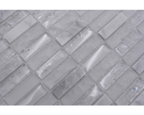 Prim-plan cu plăci de mozaic din sticlă și marmură