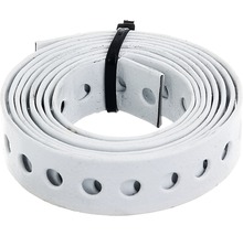Bandă de montaj perforată din metal, înfășurată și fixată cu o bandă de cablu.