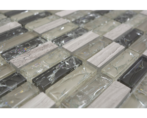 Detaliu plăci mozaic din sticlă și piatră