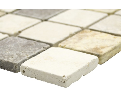 Prim-plan cu plăci de mozaic pătrate din piatră naturală