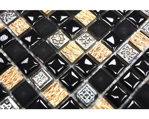 Plăci de mozaic cu pietre pătrate în modele diferite.