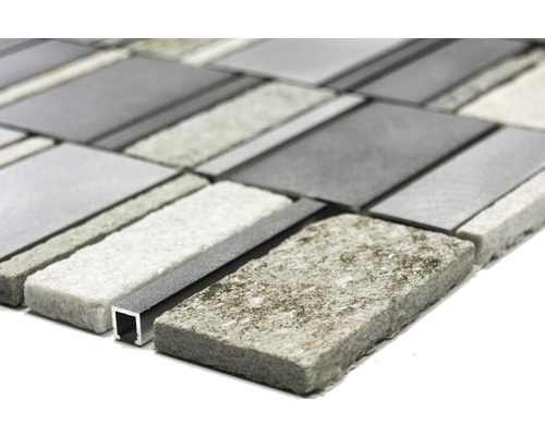 Prim-plan cu un mozaic din piatră și aluminiu