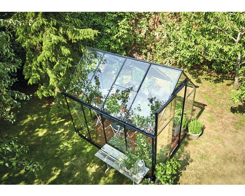 Vedere de sus a unei sere cu plante pe un gazon