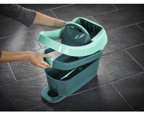 Operator asamblează o găleată cu mop cu storcător pentru curățarea podelelor