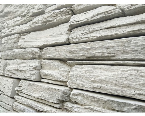 Prim-plan cu placaj de perete cu aspect de piatră.