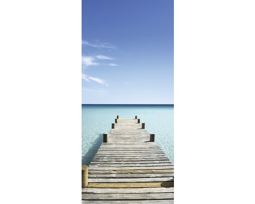 Ponton de lemn la mare sub cer albastru