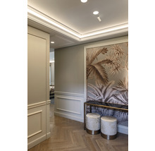 Interior elegant cu tapet floral, consolă și taburete