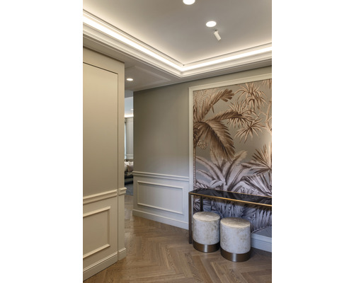 Interior elegant cu tapet floral, consolă și taburete