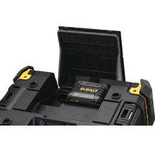 Acumulator DeWalt în compartimentul bateriei deschis