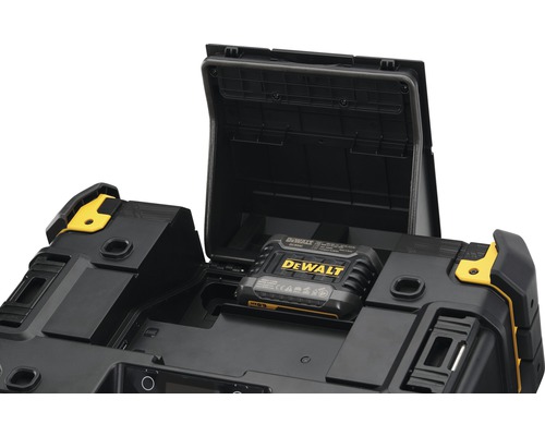 Acumulator DeWalt în compartimentul bateriei deschis