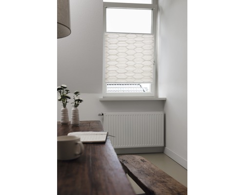 Cameră luminoasă cu mobilier din lemn, calorifer și jaluzea plisată la fereastră