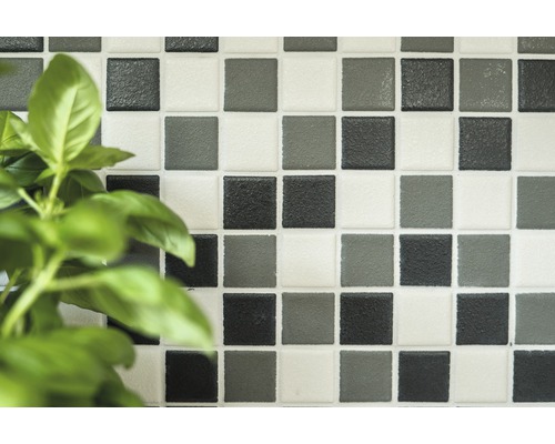 Plăci de mozaic pătrate pe un perete.