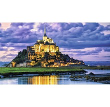 Abbazia Mont Saint-Michel luminată pe o insulă stâncoasă din Marea Wadden