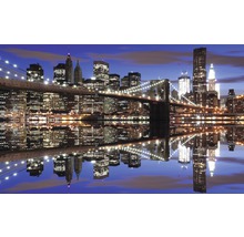 Podul Brooklyn și orizontul orașului New York pe timp de noapte cu reflexie în apă
