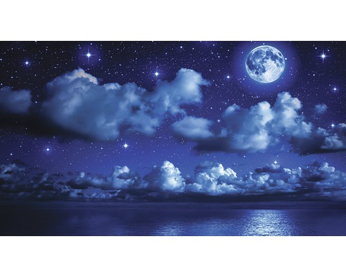 Peisaj nocturn cu lună, nori, stele și apă