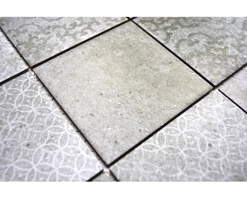 Prim-plan cu plăci de podea cu modele diferite