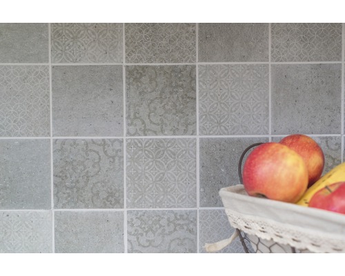 Plăci de faianță cu model și coș cu fructe