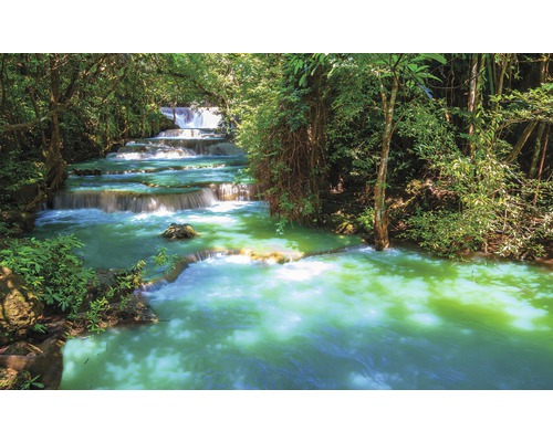Cascadă în cascadă cu apă verde în pădure