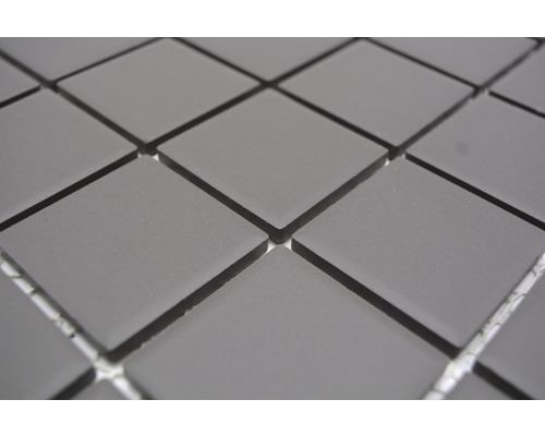 Prim-plan cu plăci de mozaic pătrate, gri