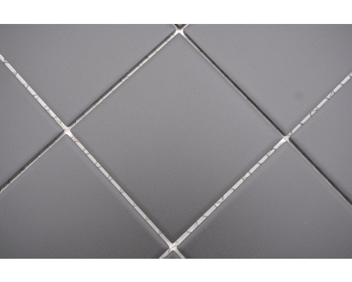 Plăci pătrate gri cu rosturi