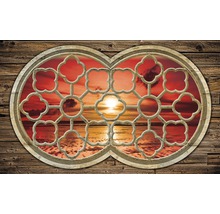 Fereastră decorativă cu motiv apus de soare în fața unui perete din lemn