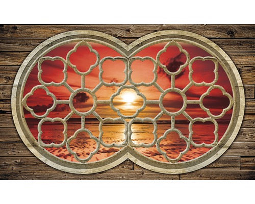 Fereastră decorativă cu motiv apus de soare în fața unui perete din lemn