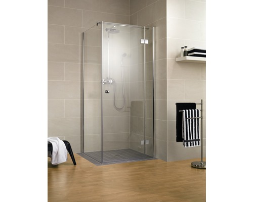 Cabină de duș cu uși de sticlă și armături într-o baie