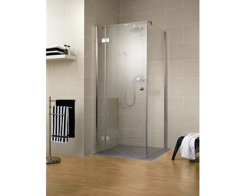 Cabină de duș cu pereți de sticlă și ușă în baie