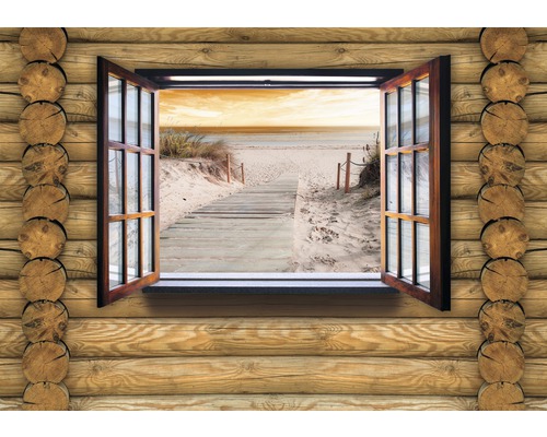 Fereastră deschisă cu vedere la o plajă dintr-o casă de lemn