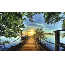 Pod ponton de lemn cu lanț de protecție pe lac, la răsărit