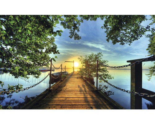 Pod ponton de lemn cu lanț de protecție pe lac, la răsărit