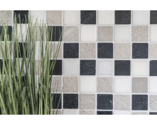 Plăci de mozaic în model de tablă de șah cu gazon artificial