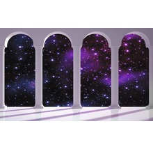 Cameră cu vedere prin coloane albe spre un cer înstelat