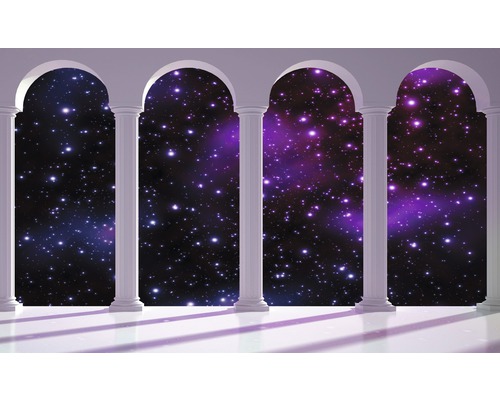 Cameră cu vedere prin coloane albe spre un cer înstelat